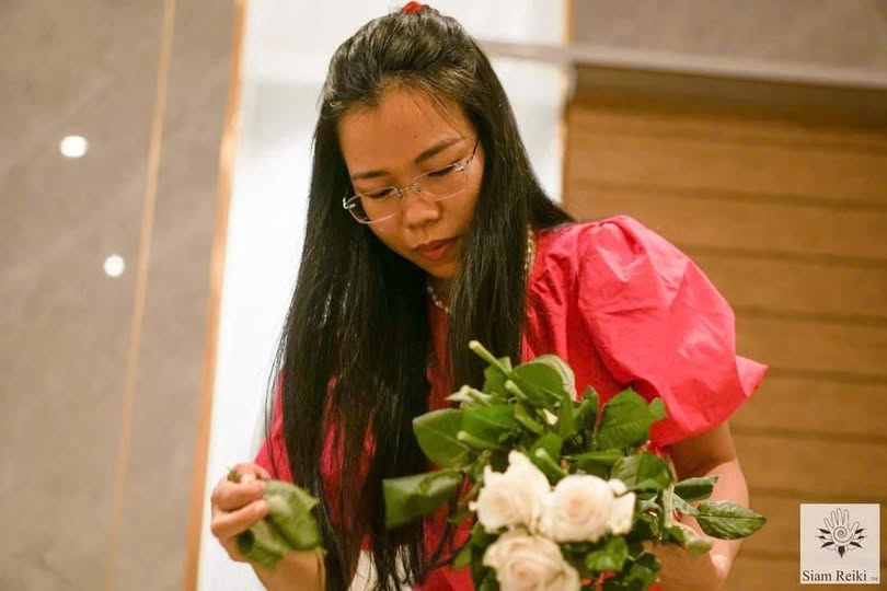 Có thể là hình ảnh về 1 người và hoa baby