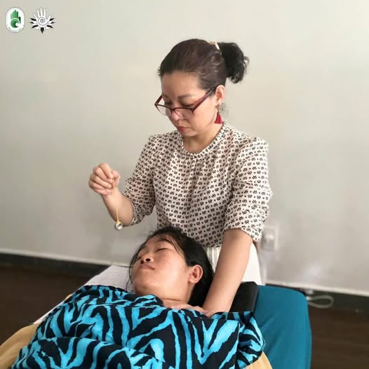 Có thể là hình ảnh về 2 người và châm cứu