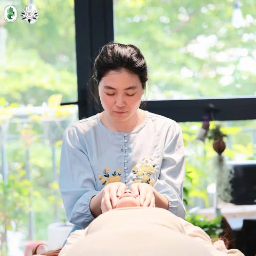 Có thể là hình ảnh về 1 người và châm cứu
